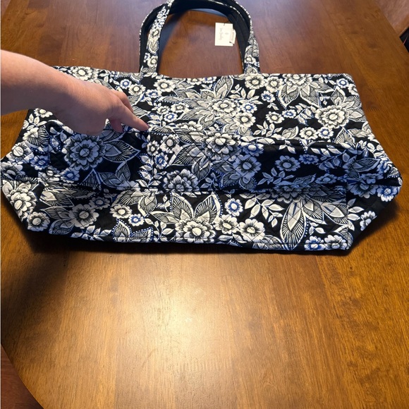 NWT Vera Bradley Grand Extra Large Iconic Reversible Tote in Snow Lotus Pattern - Picture 2 of 8